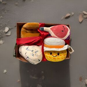 NEW, GIGGLESCAPE CHARCUTERIE BOX SET, FIG, BLUE CHEESE, HONEY & CRACKER PLUSH